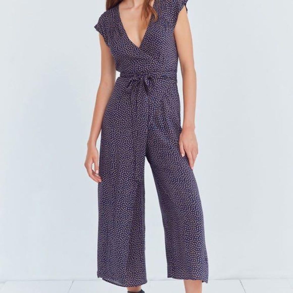 URBAN OUTFITTERS Kimchi Blue wide leg open back ditsy navy jumpsuit + size 8